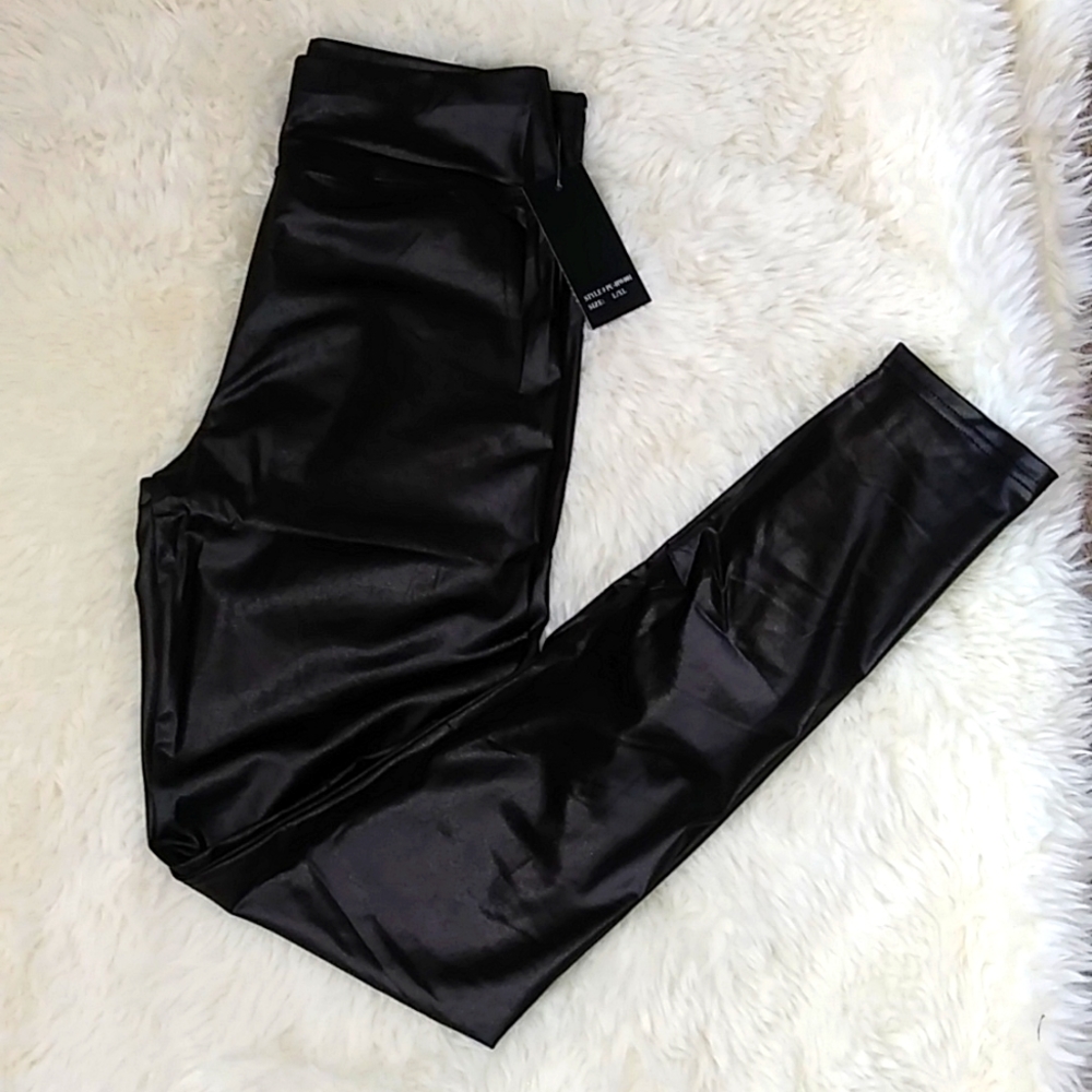 🎉 Black Faux Leather Stretch Leggings🎉 - Picture 5 of 8